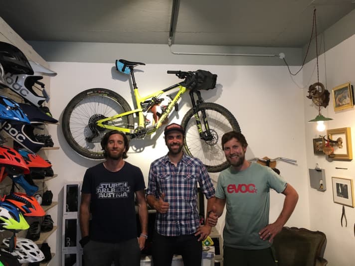   Leider mussten die Jungs von <a href="https://www.fahrbar-bikes.de/" target="_blank" rel="noopener noreferrer nofollow">Fahrbar</a>  in Landsberg bis spätnachmittag an Bikes schrauben und im im Bike-Shop arbeiten, deshalb konnten sie nicht mitradeln. Dafür gab es einen Kaffee bei meiner Ankunft und wertvolle Tipps für die weitere Route für den morgigen Tag. Die Trails in den westlichen Wäldern rund um Augsburg dürfe ich nicht auslassen, da waren sich Matthias (links) und Peter einig. Ich bin gespannt, ob sich die Extra-Schleife lohnen wird.