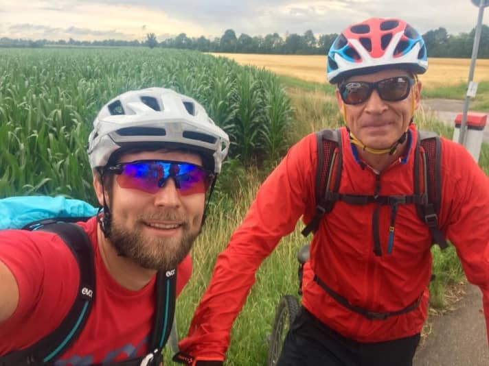   Just like yesterday, a first-class companion: I followed the "Romantic Road" along the Lech with local Rudi from RV Buchloe. It was still raining just before I took this picture, but the narrow forest trails near the banks made up for it. The Romantic Road, a top trail in disguise?