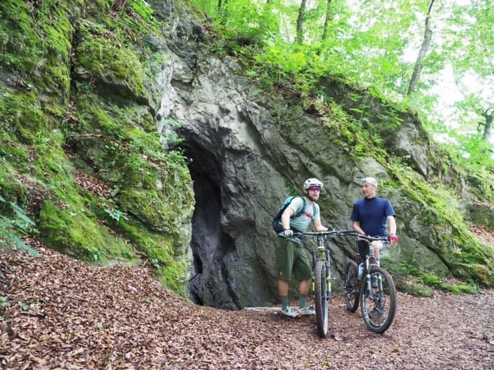  Vor der Bärenhöhle zwischen Etterzhausen und Pielenhofen.