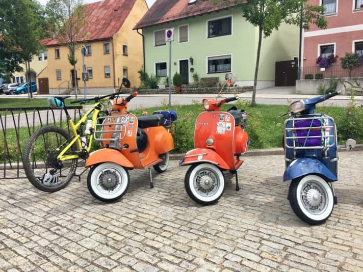   Die drei Vespas haben schon einige Kilometer auf dem Straßen dieser Welt auf dem Buckel. Daneben macht sich mein Rocky Mountain Element doch gut, oder?
