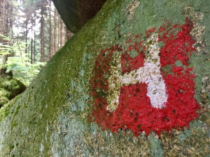   Meine Markierung für den neunten Tag durchs Fichtelgebirge: das weiße H auf rotem Grund, die Markierung des Höhenwegs.