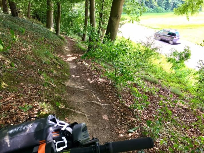Auf dem Weg Richtung Neuburg an der Donau: Im Derchinger Wald nordöstlich von Ausgburg verstecken sich feine Trails im Wald. Manchmal, wie hier, auch direkt neben der Straße.