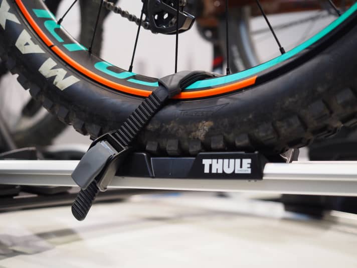   The rear wheel is classically secured by a ratchet. Tyre widths of up to 5 inches are possible.