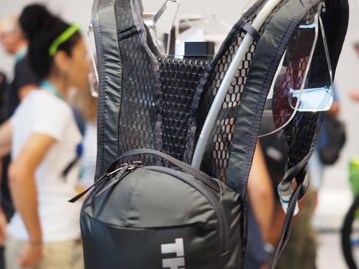   Durch den großzügigen Einsatz von Mesh soll der Rückenbereich gut belüftet sein.