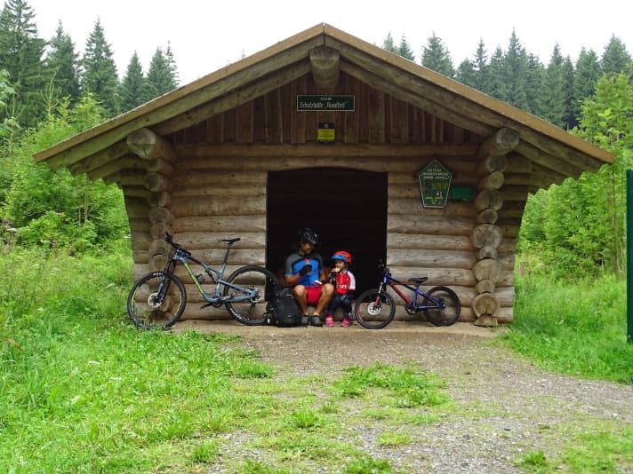   Pausen dürfen auf keiner Tour mit Kindern fehlen. Zum Glück bieten Hütten Unterschlupf.