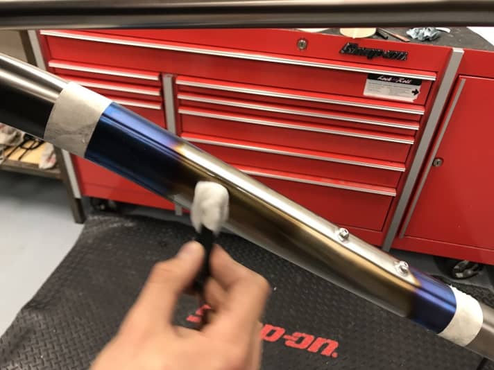   Tupfer für Tupfer färbt sich das Rohr im gewünschten Farbton. 