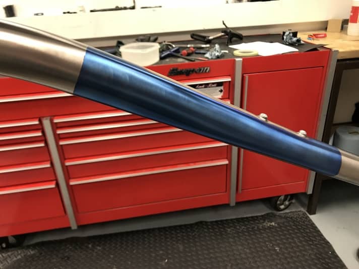   Die Farbfläche ist fertig. Da sich bei dem Prozess die Oberflächenstruktur verändert hat, ist das Blau wie eingebrannt. Die Farbe ist extrem kratzfest. 