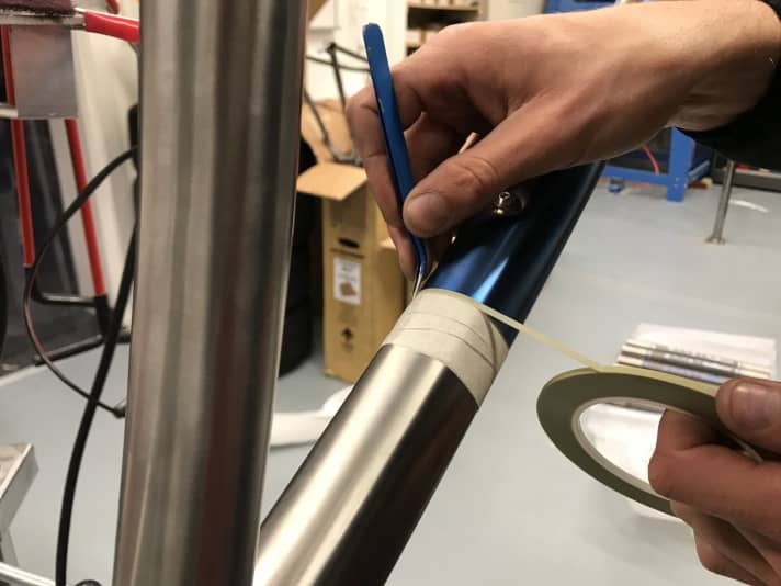   Jetzt kommt das eigentliche Dekor. Dazu werden die Linien und Schriftzüge, die blau bleiben sollen, säuberlich abgeklebt. 