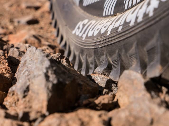   Snug: Small slats in the outer lugs for full flexibility even on steep slopes.