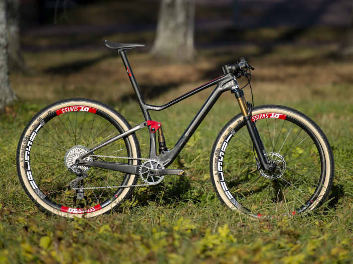   With Dugast tubular tyres, Tune cranks and Crank Brothers pedals, the Scott Spark RC 900 SL from Gustav Gullenholm comes in at 7804 grams. In its lightest configuration, the Race-Fully even weighs just 7473 grams.