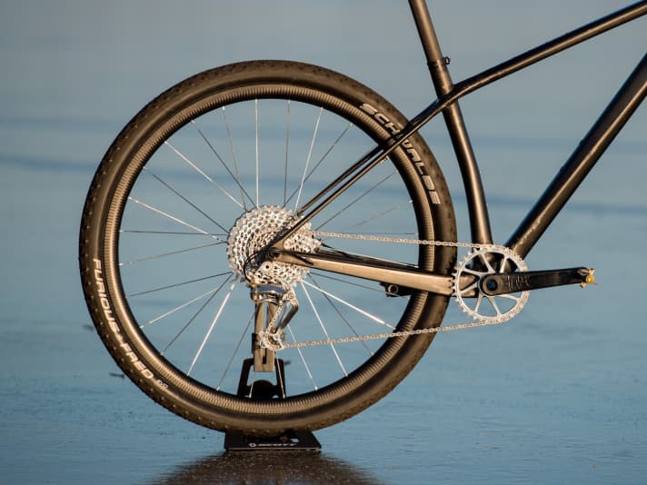   Der Rahmen ist ein Scott Scale RC 900 SL. Doch auch den hat der Schwede entlackt und mit Kleinteilen von Hopp Carbon verfeinert. Die Felgen stammen von 77Composites, die Sapim-Speichen wurden von Hand poliert. Am Ende kommt der Bastler auf ein Laufradgewicht von 1880 Gramm (beide Laufräder zusammen!).