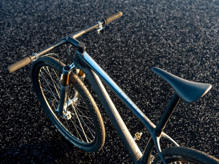   The brake is a Trickstuff Piccola, the Schmolke handlebars and the MCFK stem are firmly glued together. The carbon Ahead cap was made by hand.