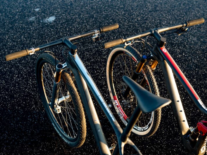   The two lightweight 29ers are not hanging on some wall bracket in the fireside lounge, but are regularly ridden by their owner. Due to the seat post/saddle combo and the cockpit, there is a rider weight limit of 85 kilograms.