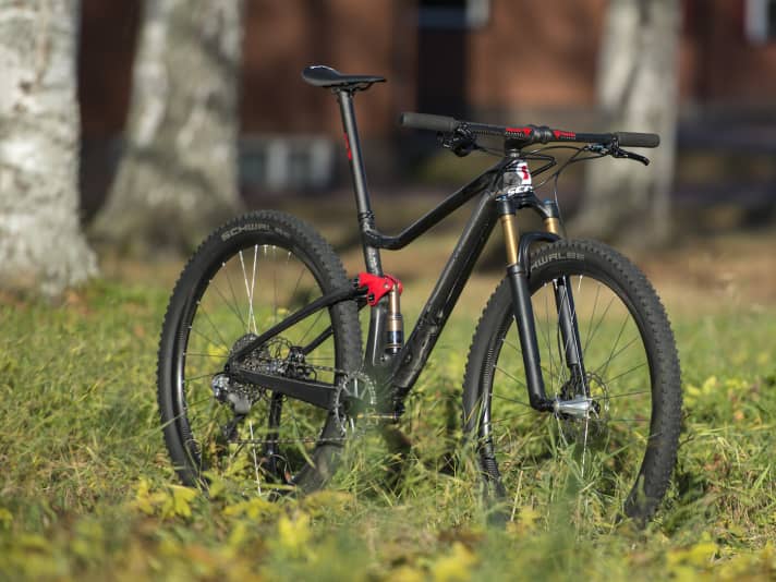   With Rocket Ron tyres and clincher wheels, the Spark comes in at 7701 grams. The carbon rims come from 77Components, the hubs from Extralite. Gullholm also reworked the spokes of the fully by hand.