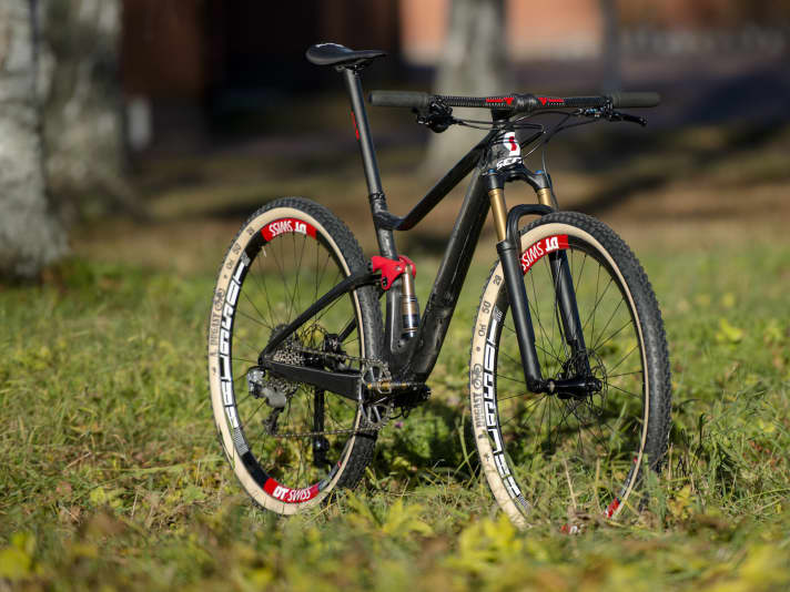   Twinloc remote control, XX1 shifters or Race Face cranks: Gullenholm was not satisfied with the standard parts for all these components and made improvements himself. For example, he replaced screws or laminated carbon covers.