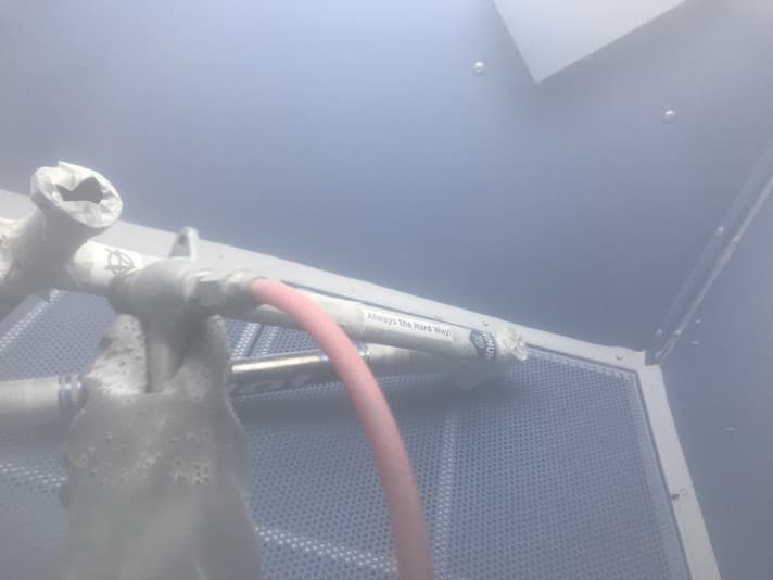   In der Kabine herrscht Sandbeschuss wie bei einem Saharasturm. Das Anarchy-Logo auf dem Oberrohr sowie der "Always the Hard Way"-Schriftzug sind Sonderwünsche. Pilot Cycles realisiert so etwas für zirka 60 Euro Aufpreis. In diesem Fall hier wird das Sonderdekor einfach gesandstrahlt. Anodisierte Dekore sind aber auch möglich.  