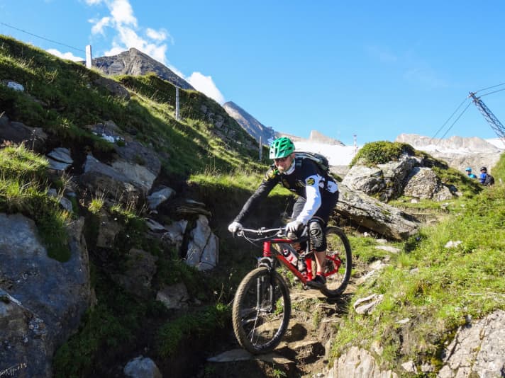   Andreas Hönigl I'm a classic touring/trail biker and ride the current Simplon Kibo aluminium model with 27.5-inch wheels, Sram X01 Eagle and Magura MT 8. I bought the Kibo years ago when it had just come onto the market as an introduction to the fully world. 26 inches, triple Shimano XT and Magura MT4. Weight including pedals: 12.4 kg, price: approx. 3,800 euros. I was very happy with the bike until last year, but I wanted to take advantage of various benefits. In order to achieve half the same weight with the new model (12.2 kg), I had to dig deep into my pockets this time and came up with a price of around 5,100 euros. And I even did without the telescopic support, as it would only have pushed the weight up again and also the price. To be honest, I'm not happy with this development. In my opinion, there are enough downhill-orientated bikes out there, there's no need to push the touring class into it.