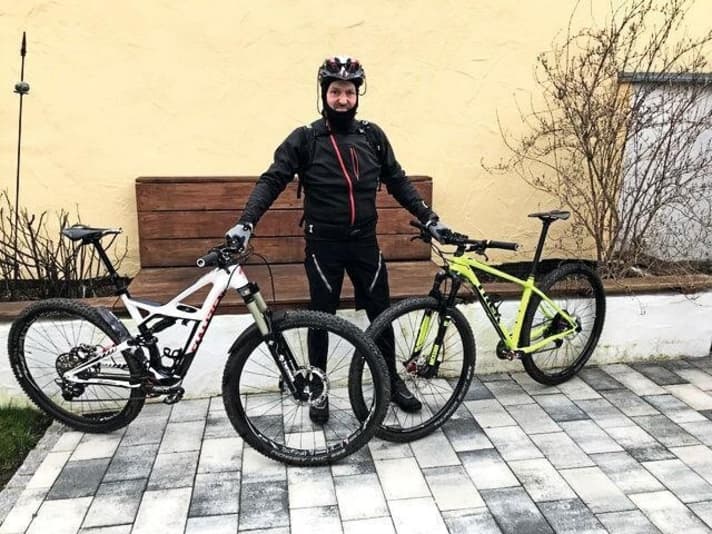   Christian Przibilla Affordable complete bikes are simply too heavy at the moment. The increasingly downhill-orientated design, both in terms of geometry and the robustness of the components, is driving up the weights and is not in line with the normal use of most bikers. My solution: I build my bikes myself. My enduro bike weighs 12.85 kilos, the hardtail only 9.85 kilos. I have deliberately avoided unnecessary weight drivers such as the Boost standard or a telescopic seat post for the hardtail.    