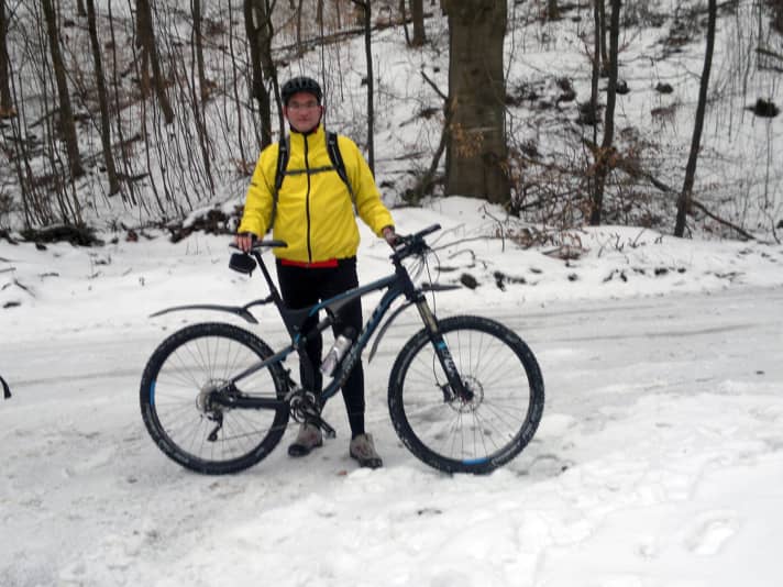   Sven Jacob   Mein Scott Genius 930 wird diesen Monat fünf. Ich habe damals eine der ersten Reverb Stealth mit 150 mm Hub eingebaut und damit das Gesamtgewicht auf fahrfertige 14,1 Kilo getrieben. Insofern freue ich mich, dass die Bike-Industrie mich nunmehr einholt und ich meiner Zeit nicht mehr so weit voraus bin ;-). Klar ist das schwer. Zwei Kilo weniger wären besser. Aber ich habe in den letzten fünf Jahren auch an Gewicht zugelegt. Das wieder abzutrainieren lohnt sich mehr als Tuning am Bike. Und es ist billiger. Hauptsache ist doch, dass man Spaß beim Biken hat und den hatte ich jede einzelne Minute in den vergangenen fünf Jahren auf diesem Fahrrad. Also immer locker bleiben.