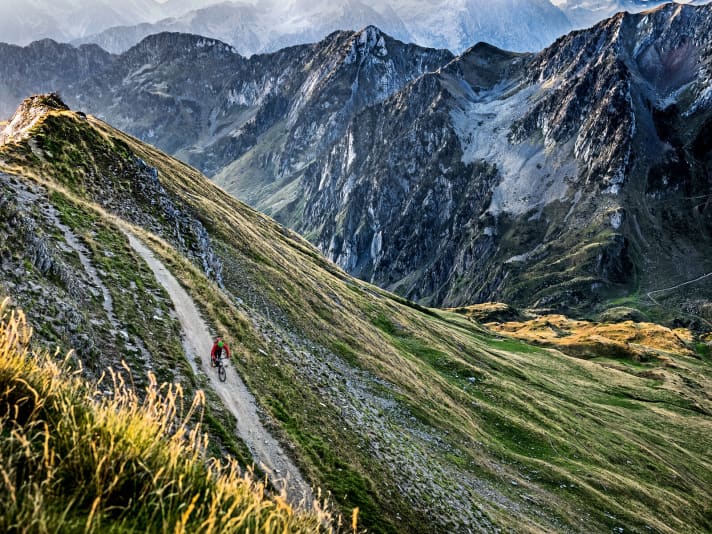   Trans-Pirenaica: A Pyrenean Cross can be a sporty alternative to a MTB Transalp. Instead of Lake Tegernsee-Lake Garda, it's from the Mediterranean to the Atlantic.