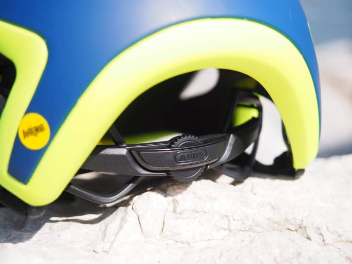   Speziell für Zopfträger: beim Verstellesystem fehlt der mittlere Steg, so lassen sich die langen Haare leichter einfädeln.