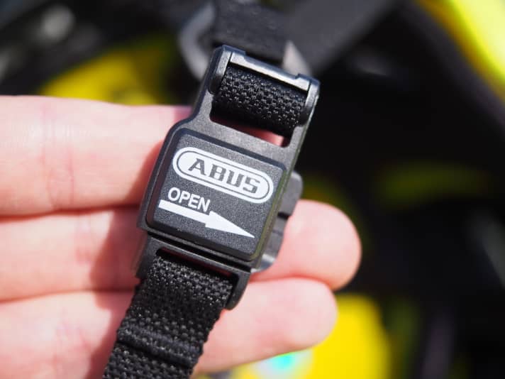   Instead of a classic clip, Abus relies on the magnetic Fidlock system - a good choice, in our opinion.