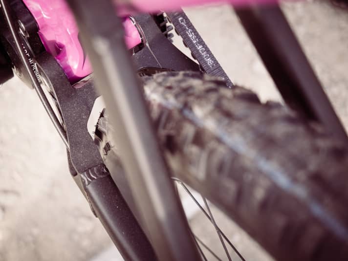   A maximum of 2.6 inch wide tyres can be accommodated in the rear triangle of the Scenario.