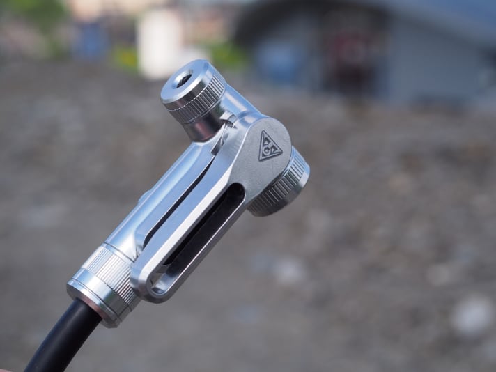   Solid aluminium pump head. A thumb lever is used to select between Presta and Schrader valves.