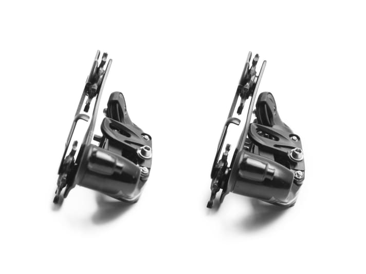   Vor dem Umbau (links) und danach. Zwei Distanzscheiben rücken die Schaltröllchen etwas weiter nach innen, in Richtung Laufradmitte. Das war's, schon wird aus einem 11fach- ein 12fach-Schaltwerk.