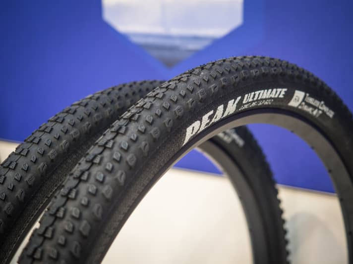   The Peak is the fastest model in the Goodyear range and is designed to appeal to racers in particular. Its round profile and closely spaced lugs are designed to reduce rolling resistance. The Peak is available in the dimensions 27.5 x 2.25 and 29 x 2.25.