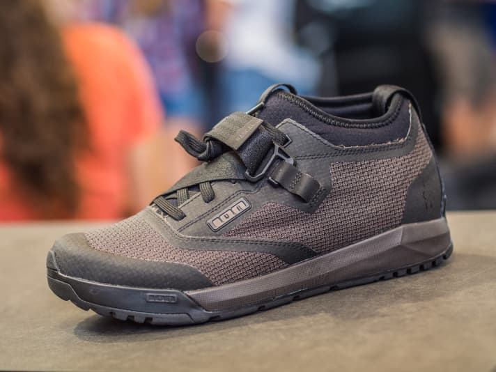   Rascal Select is the new click shoe from ION, with a high ankle area and Velcro strap.