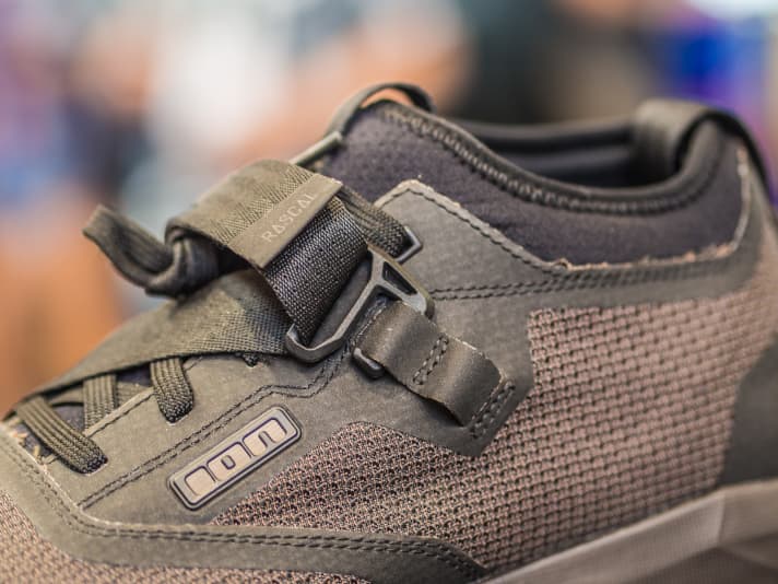   Der überarbeitete Klettriemen soll nun den Fuß noch besser im Schuh fixieren und lässt sich ein zwei Positionen einhängen, je nach Spannhöhe.