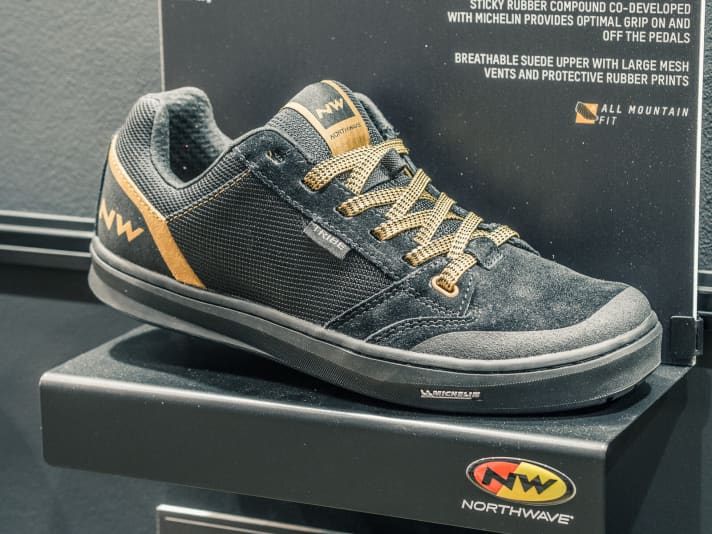   Etwas günstiger und ohne versteifte Zwischensohle kommt der Northwave Tribe daher.