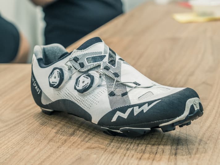   Der Top-Race-Schuh Ghost kommt in der Pro-Version mit zwei Drehverschlüssen. So soll der Fuß noch besser im Schuh fixiert werden.