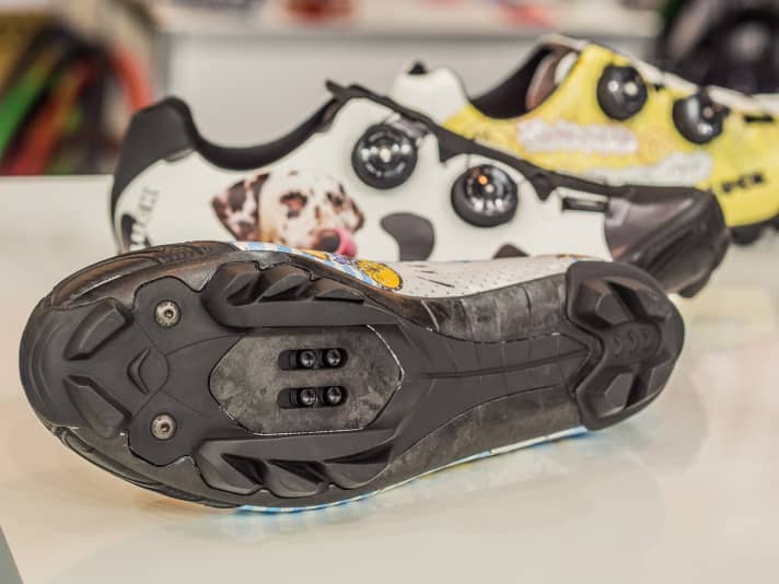   The carbon sole is garnished with a more or less grippy profile.