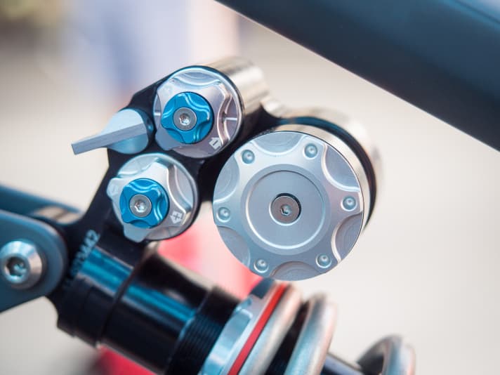   Über zwei Ventile lassen sich verschiedene Setups für Uphill und Downhill einstellen.