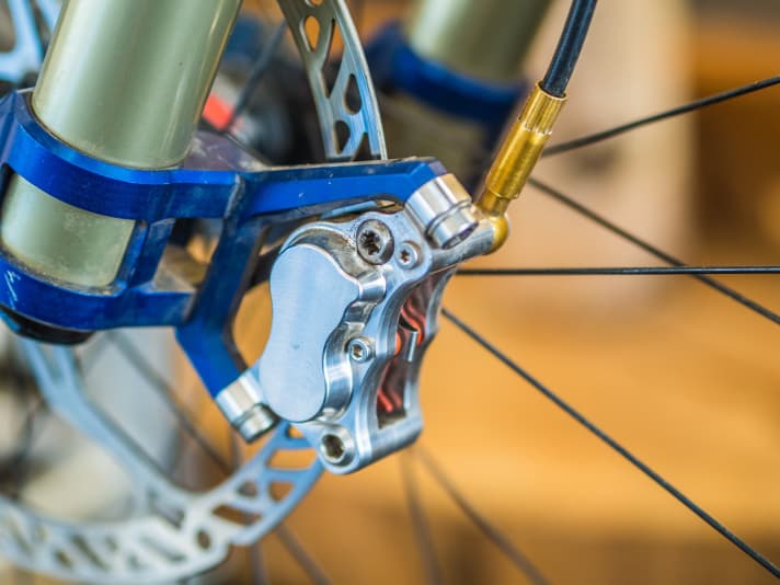   Größere Nehmerkolben im Bremssattel sorgen für 12 Prozent mehr Bremskraft. 