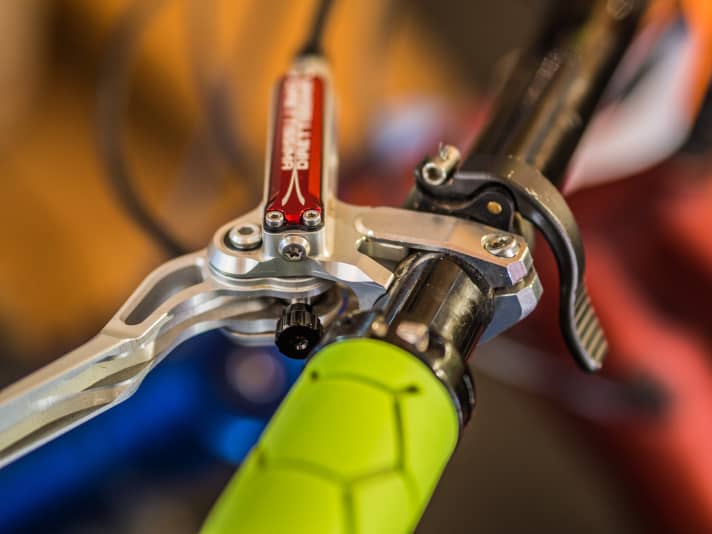   Ähnlich wie bei der neuen <a href="komponenten/schaltungen/shimano-xtr-m9100-fahrbericht/a39243.html"  rel="noopener noreferrer">Shimano XTR</a>  stützt sich der Hebel der Trickstuff Maxima neben der Klemme noch einmal zusätzlich am Lenker ab.