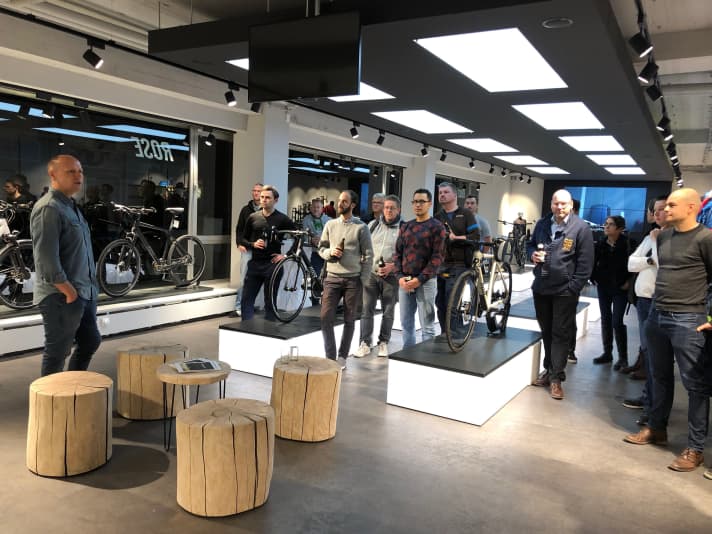   Managing Director Thosten Heckrath-Rose opens the new shop with a fiery speech in favour of his omni-channel approach.