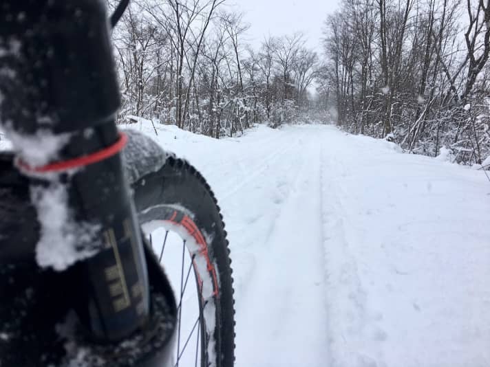 Biking in the snow is not everyone's cup of tea, but with the right clothing it's no problem.