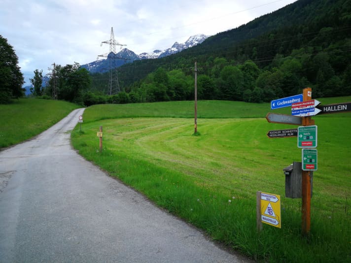   Bitte absteigen: Die jüngste Sperrung der Auffahrt zur Nesslangeralm im österreichischen Kuchl/Weißenbach (Salzburg) ruft die Biker-Aktivisten von Upmove auf den Plan.