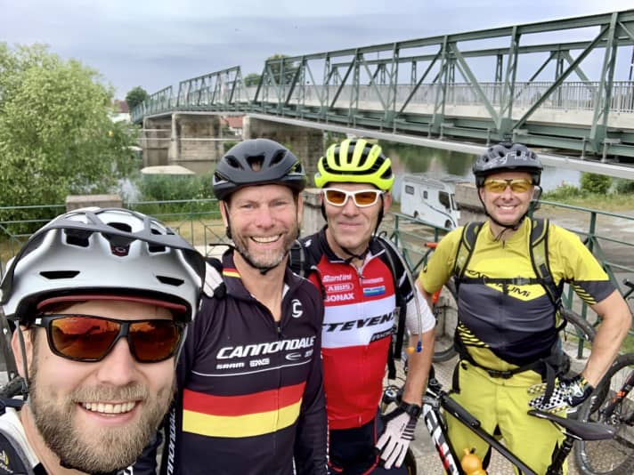 Wer zwei so ortskundige Begleiter wie Larry und Joe an seiner Seite hat, der hat gut lachen. Rechts Christian, der den Trail-Rausch auch 60 Kilometer genoss.