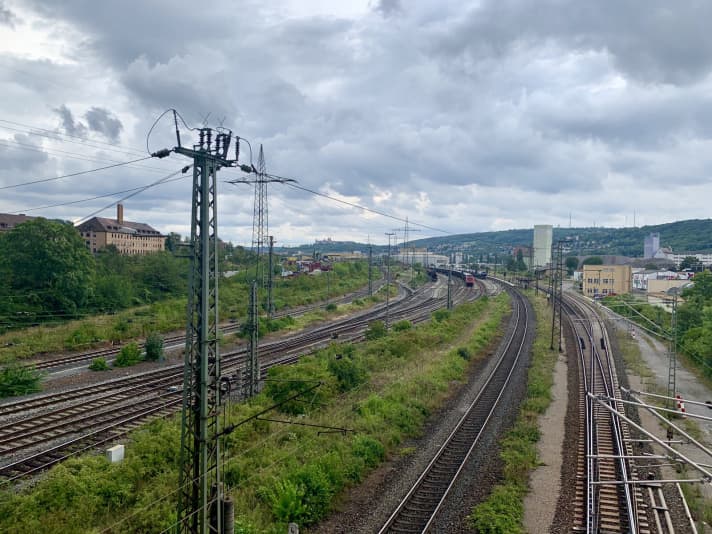 After 60 kilometres, we briefly passed through Würzburg. A stark contrast, because the rest of the day we were travelling alone in the forest. The few metres in the urban jungle were a shock.