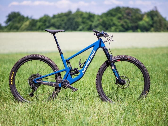   The new Santa Cruz Hightower 2 is a classic all-mountain bike with 140 millimetres of travel at the rear and large 29er wheels.
