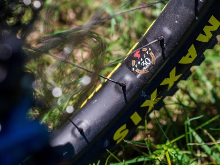   The <a href="mtb_news/teile_zubehoer/santa-cruz-laufraeder-reserve/a36199.html" rel="noopener noreferrer">reverse carbon wheels</a> come with a lifetime warranty, just like the frame.