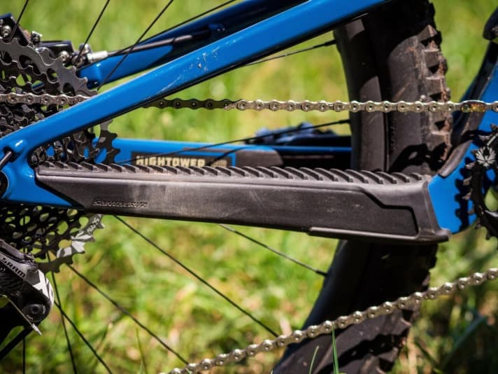   Numerous plastic parts protect the frame from damage caused by chains or stones.