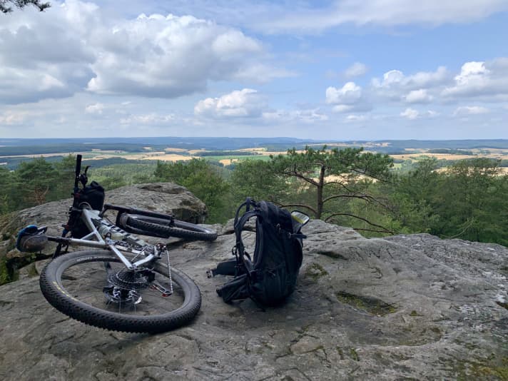 Auf dem Veitenstein in den Hassbergen. Vom Felsgipfel schlängelt sich ein toller Trail hinunter.