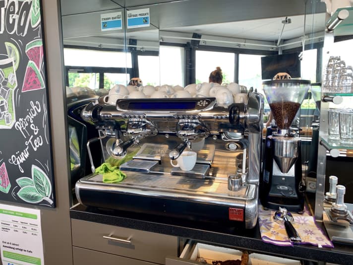 Kaffee-Stopp im Bike-Café Messingschlager in Baunach – ein Ziel, das auch die Locals regelmäßig ansteuern.