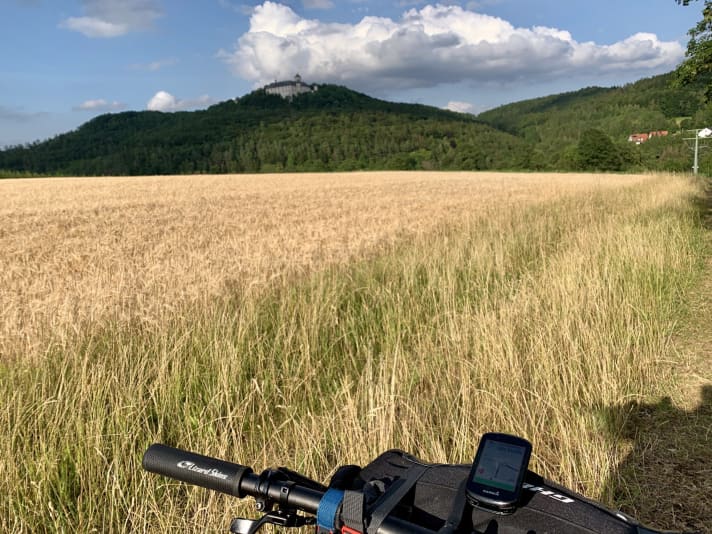 The last few metres led along the Brauereienweg to Heiligenstadt. Greifenstein Castle sits enthroned on the ridge to the left.