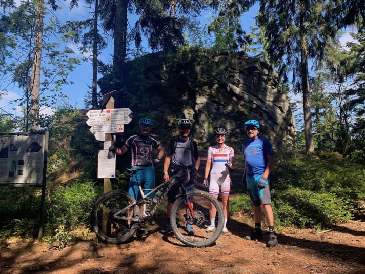 Unsere Gruppe am Fürstenstein - auf dem Weg hoch zum Ochsenkopf. Oben angekommen, standen bereits 1000 Höhenmeter auf der Uhr. Später kamen noch Frank und Holger dazu.